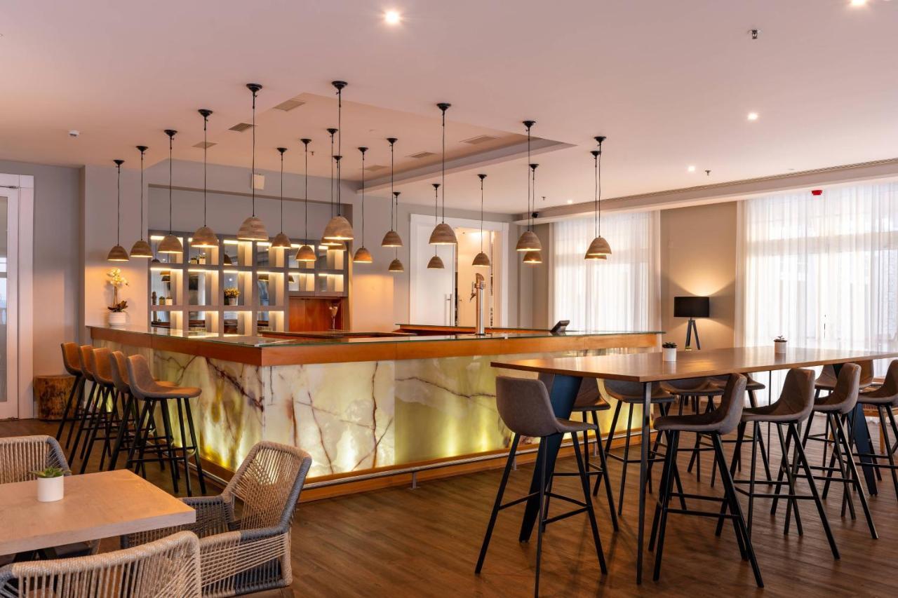 Praia D'El Rey Marriott Golf & Beach Resort Praia del Rei Bagian luar foto The bar at the hotel