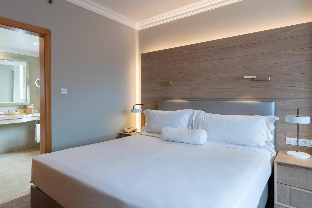 Praia D'El Rey Marriott Golf & Beach Resort Praia del Rei Bagian luar foto A bedroom at the hotel