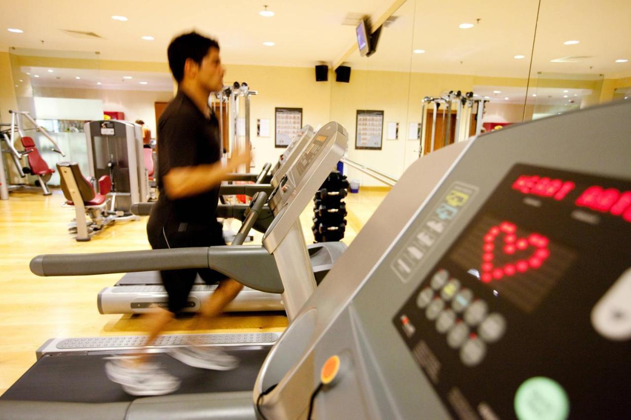 Praia D'El Rey Marriott Golf & Beach Resort Praia del Rei Bagian luar foto A treadmill in use
