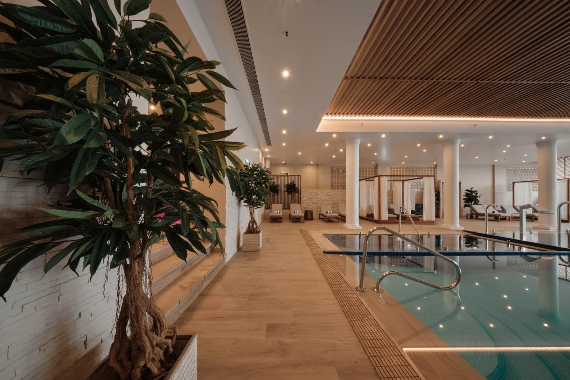 Praia D'El Rey Marriott Golf & Beach Resort Praia del Rei Bagian luar foto The spa at the InterContinental