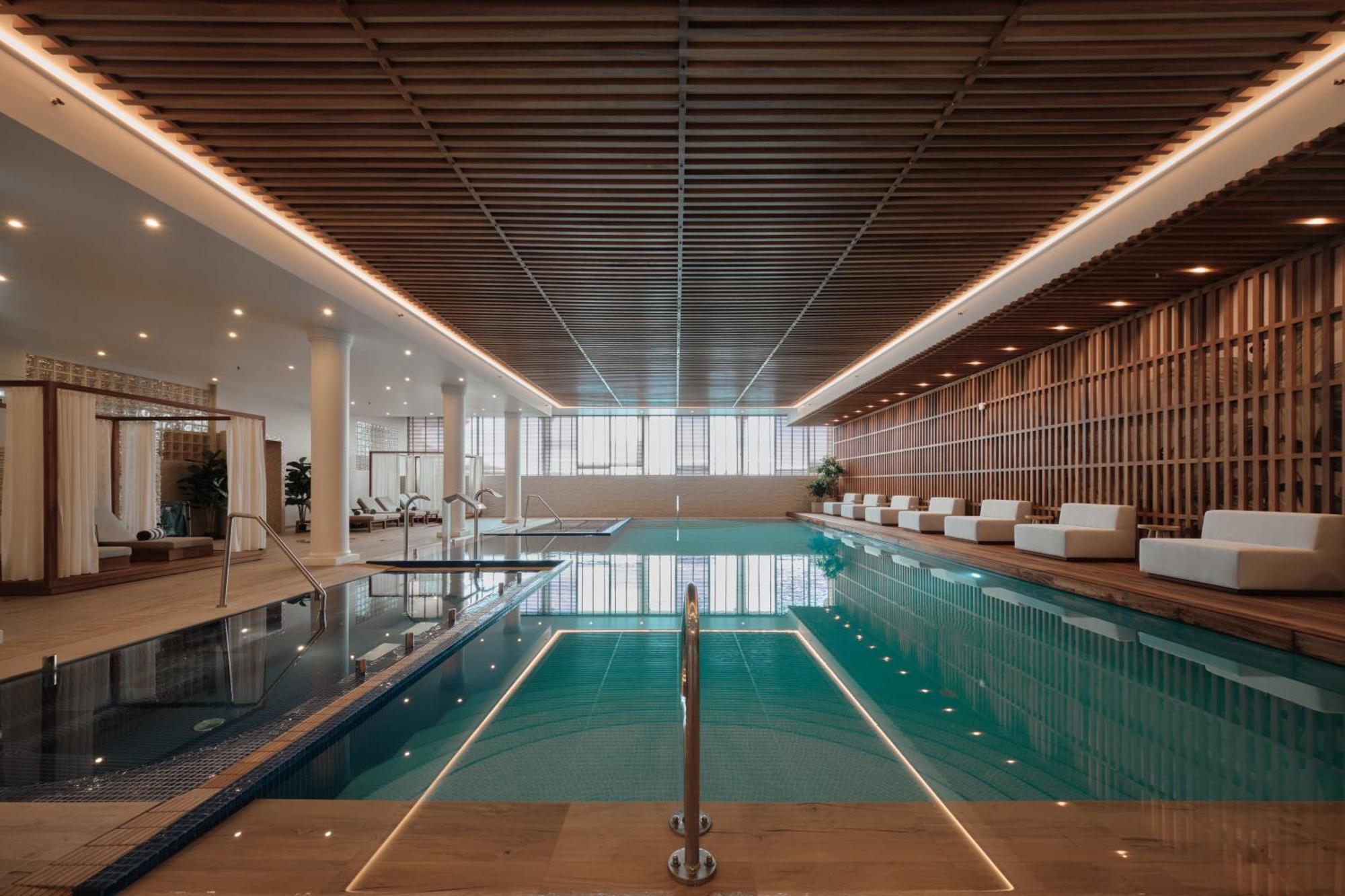 Praia D'El Rey Marriott Golf & Beach Resort Praia del Rei Bagian luar foto The pool at the Four Seasons