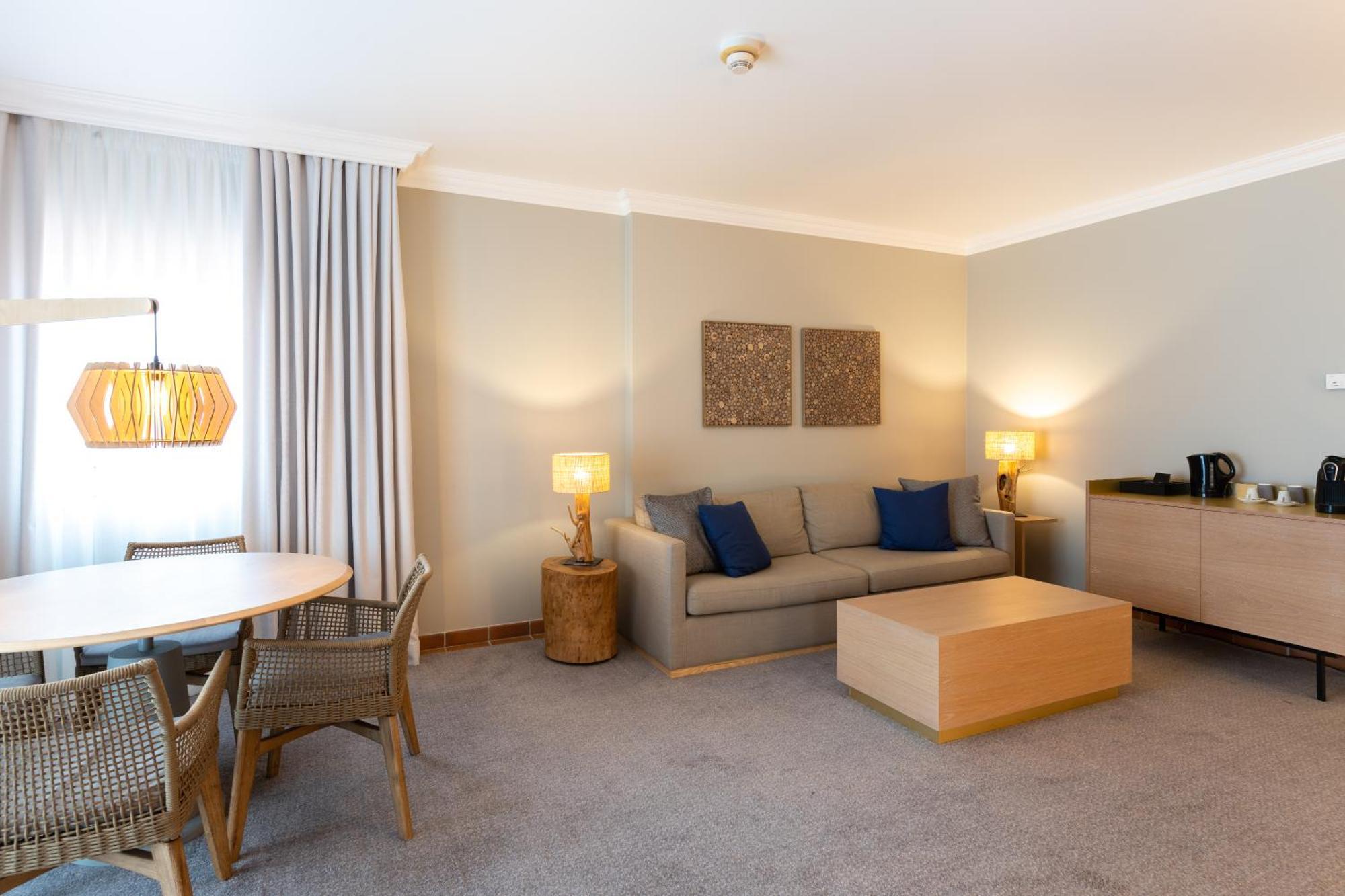 Praia D'El Rey Marriott Golf & Beach Resort Praia del Rei Ruang foto A suite at the hotel
