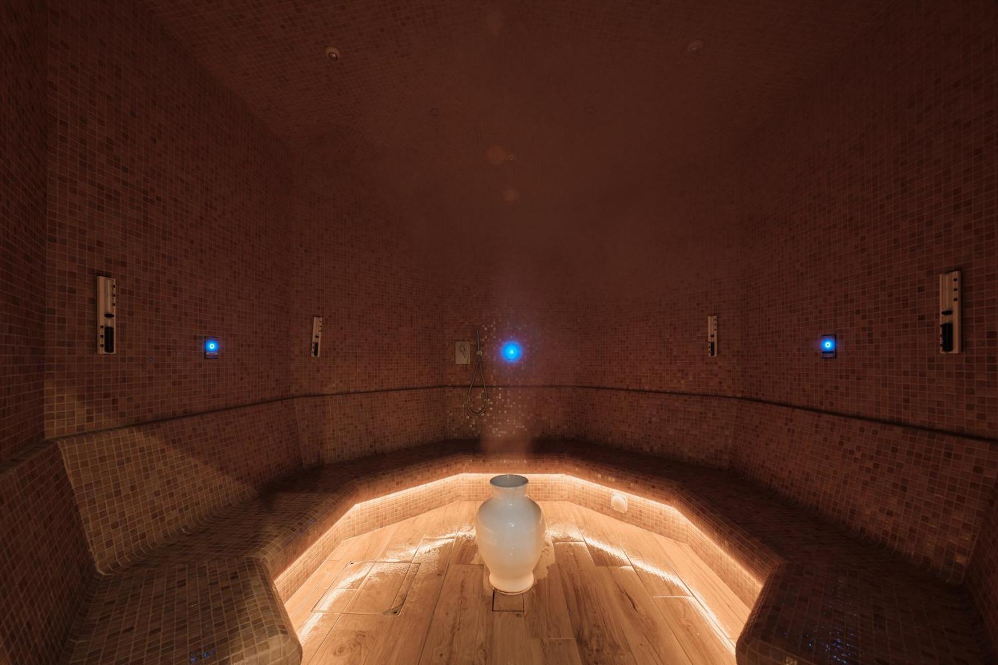 Praia D'El Rey Marriott Golf & Beach Resort Praia del Rei Bagian luar foto The interior of the salt mine