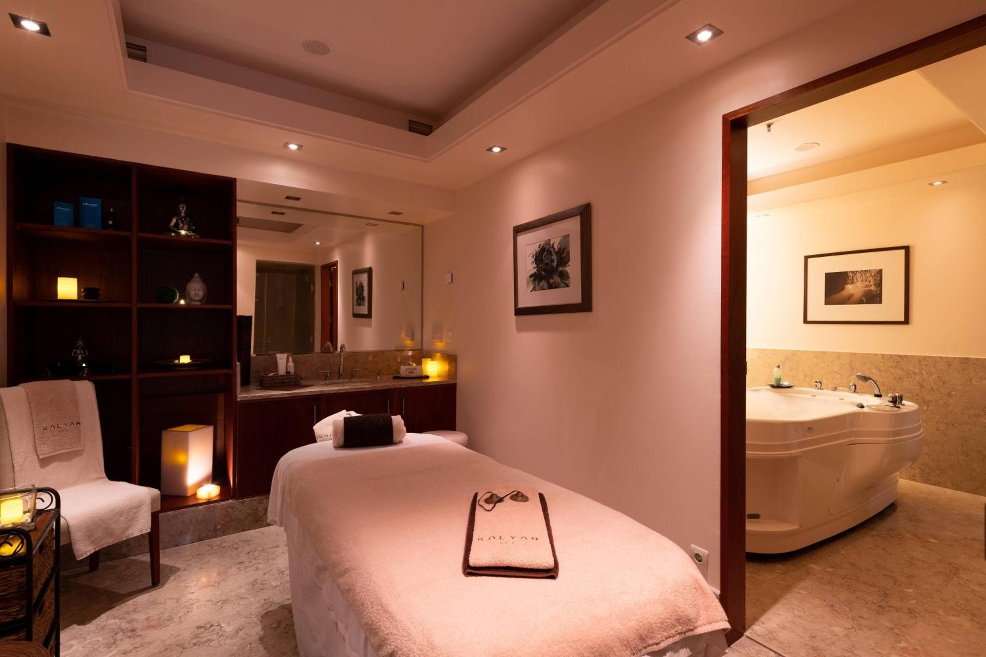 Praia D'El Rey Marriott Golf & Beach Resort Praia del Rei Bagian luar foto A treatment room at the Four Seasons Spa