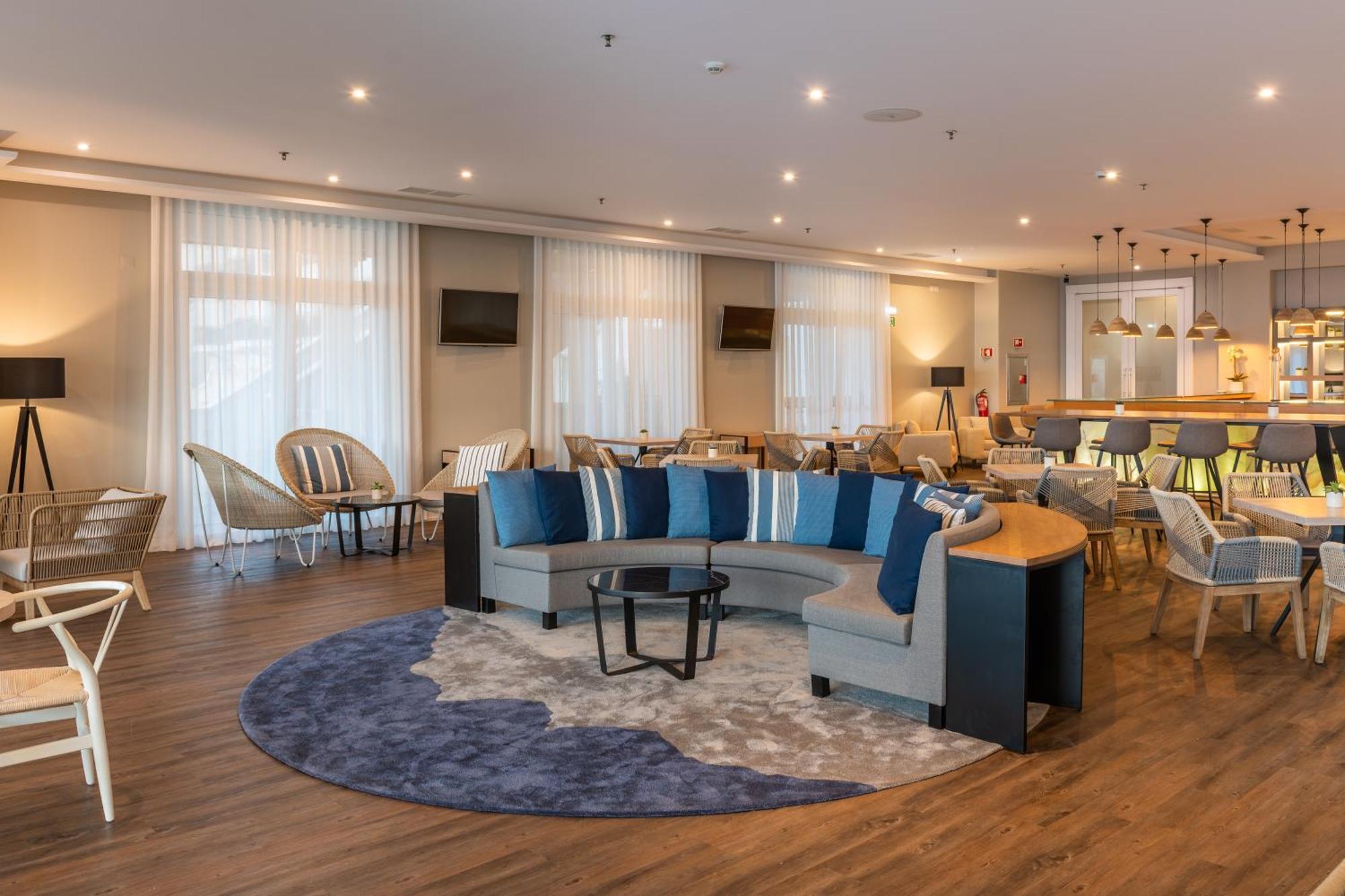 Praia D'El Rey Marriott Golf & Beach Resort Praia del Rei Bagian luar foto The lounge at the airport