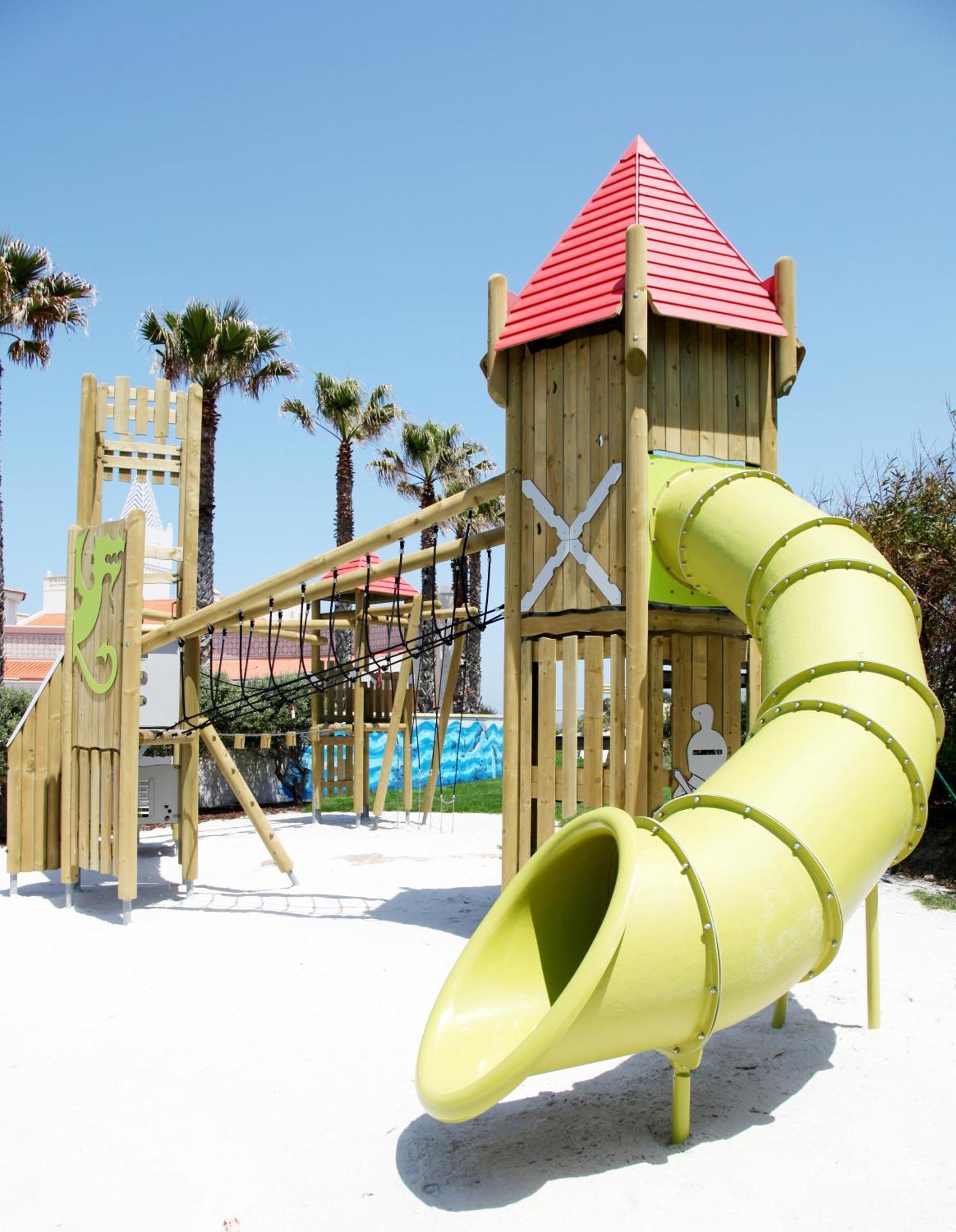 Praia D'El Rey Marriott Golf & Beach Resort Praia del Rei Bagian luar foto Playground in the resort