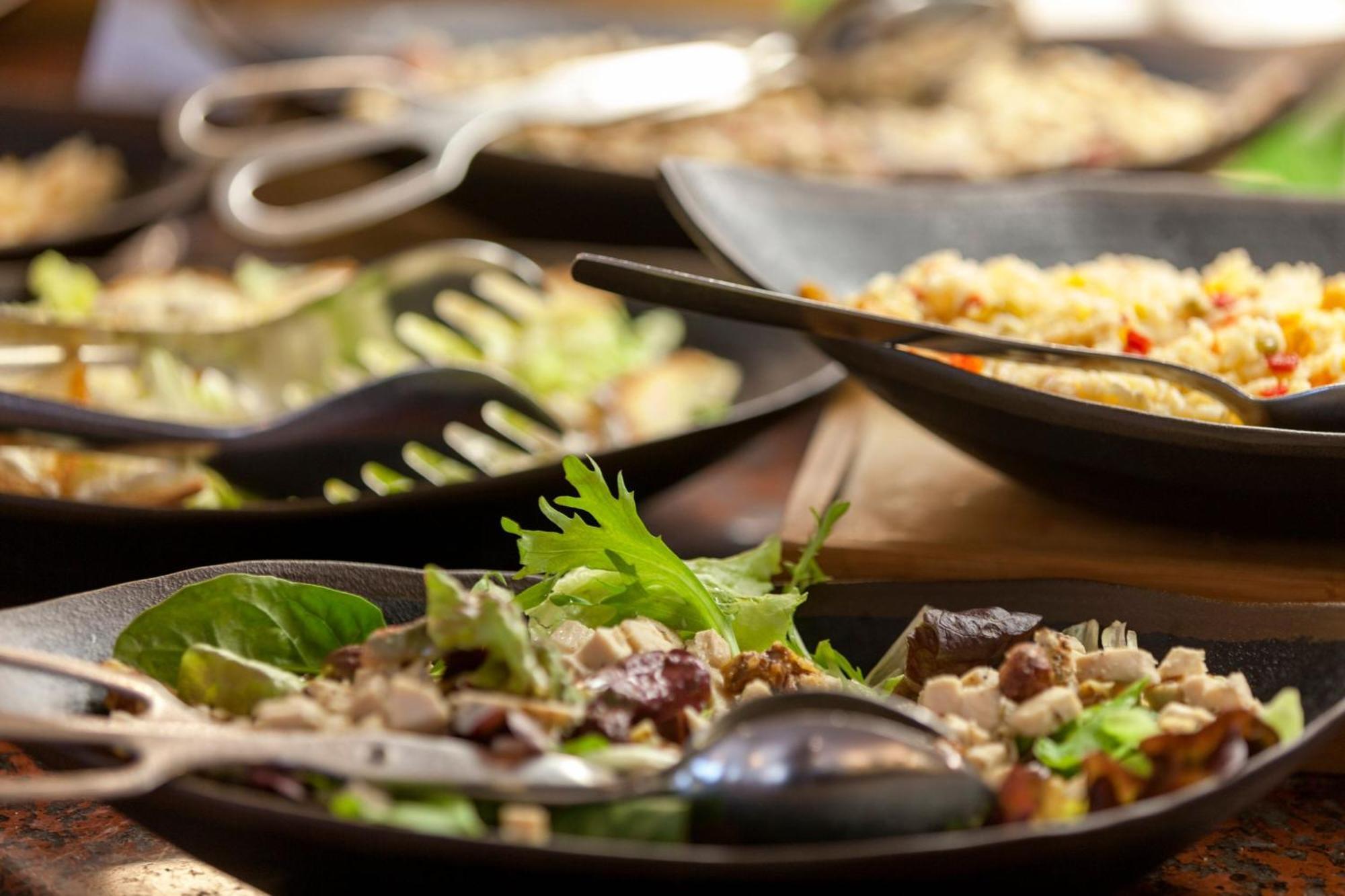 Praia D'El Rey Marriott Golf & Beach Resort Praia del Rei Bagian luar foto A salad bar
