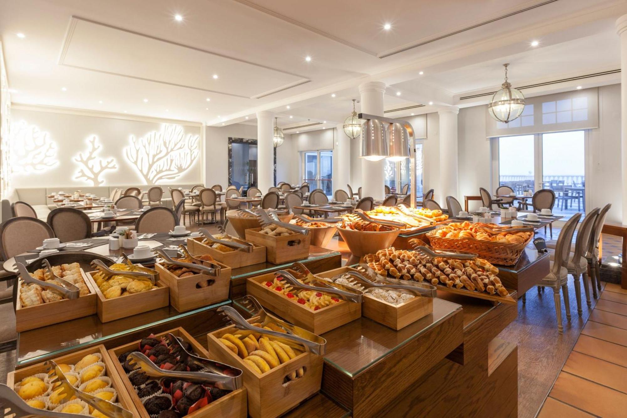 Praia D'El Rey Marriott Golf & Beach Resort Praia del Rei Bagian luar foto Breakfast buffet at the hotel