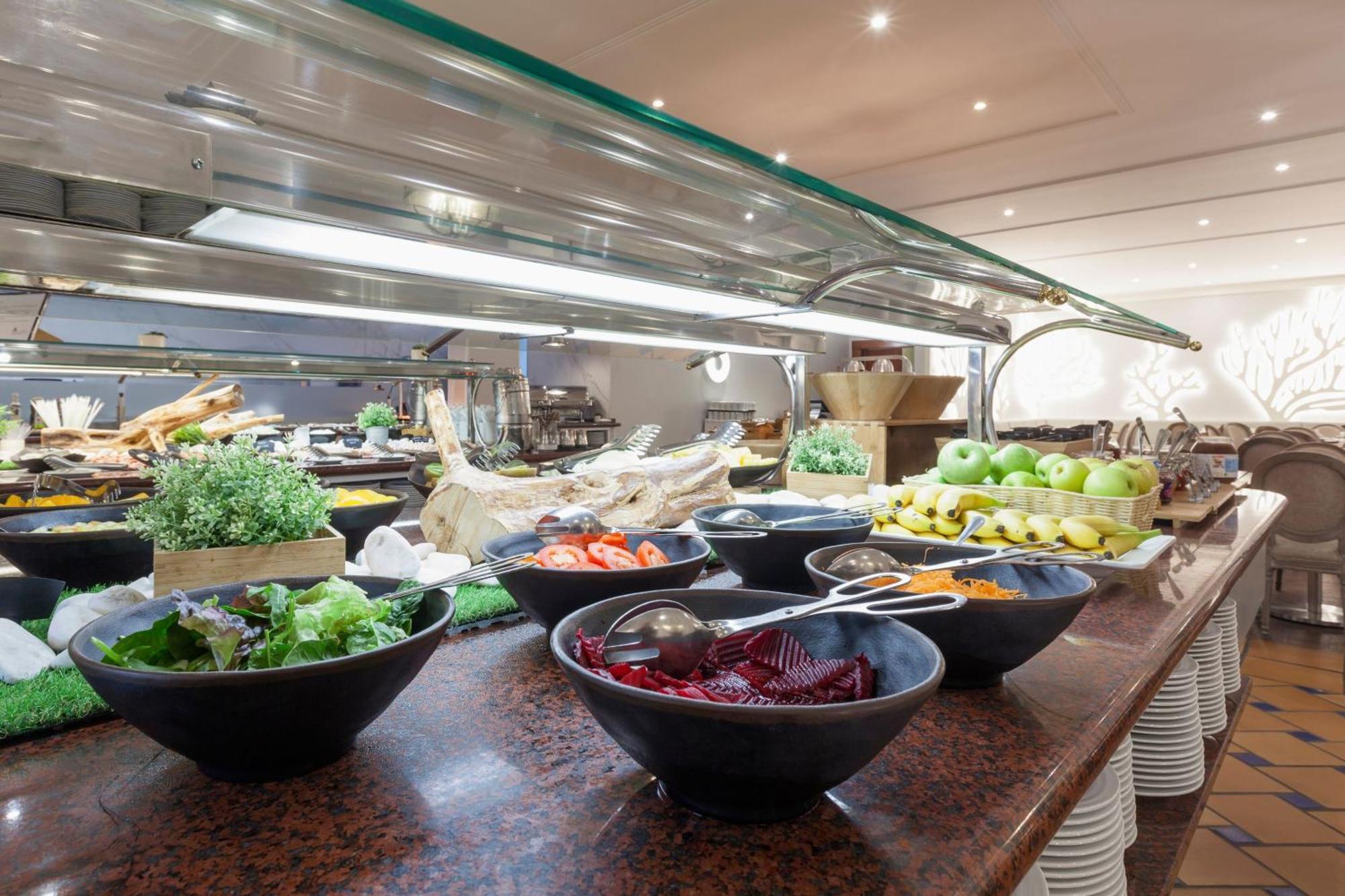 Praia D'El Rey Marriott Golf & Beach Resort Praia del Rei Bagian luar foto A salad bar