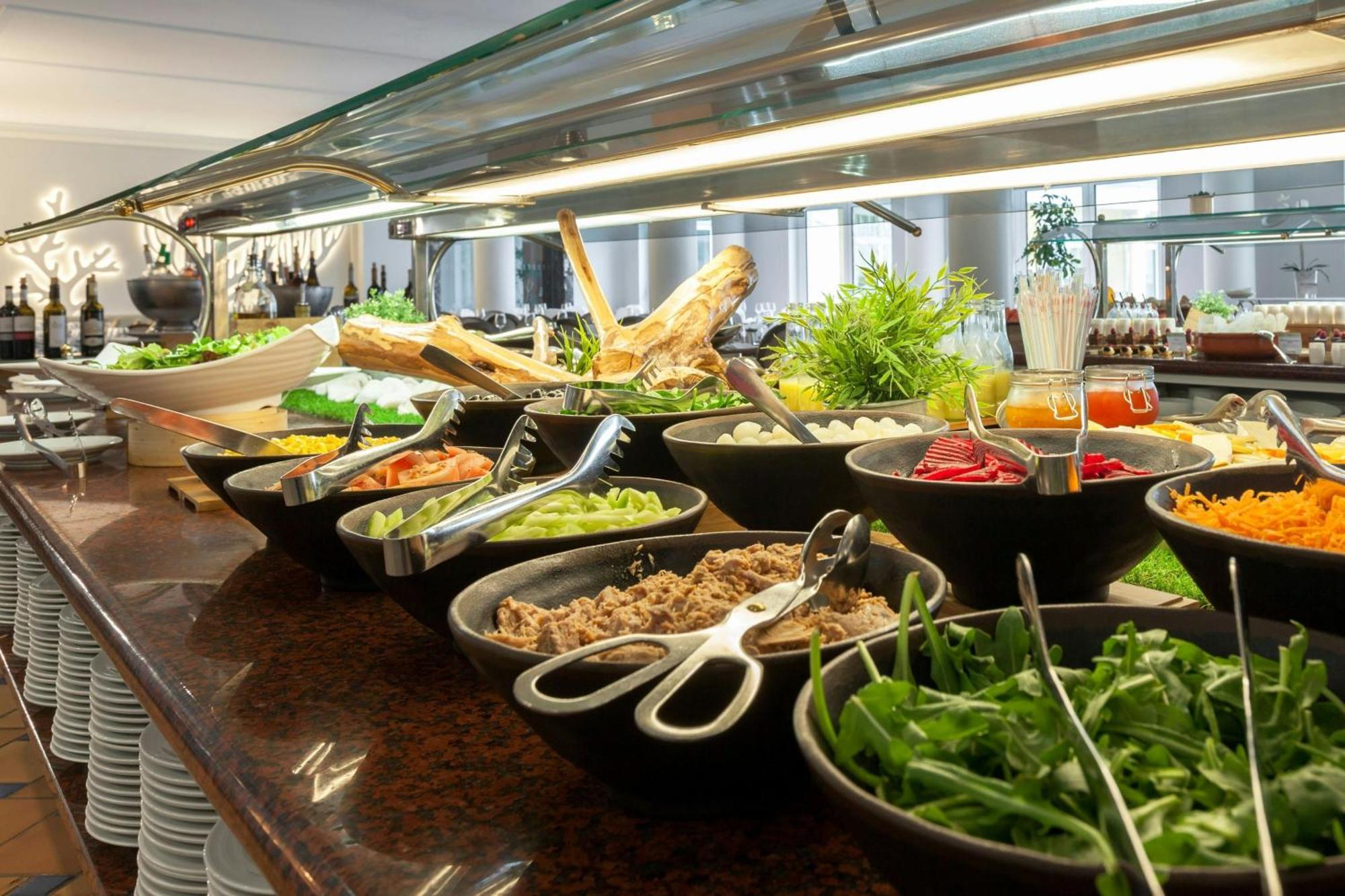 Praia D'El Rey Marriott Golf & Beach Resort Praia del Rei Bagian luar foto A salad bar