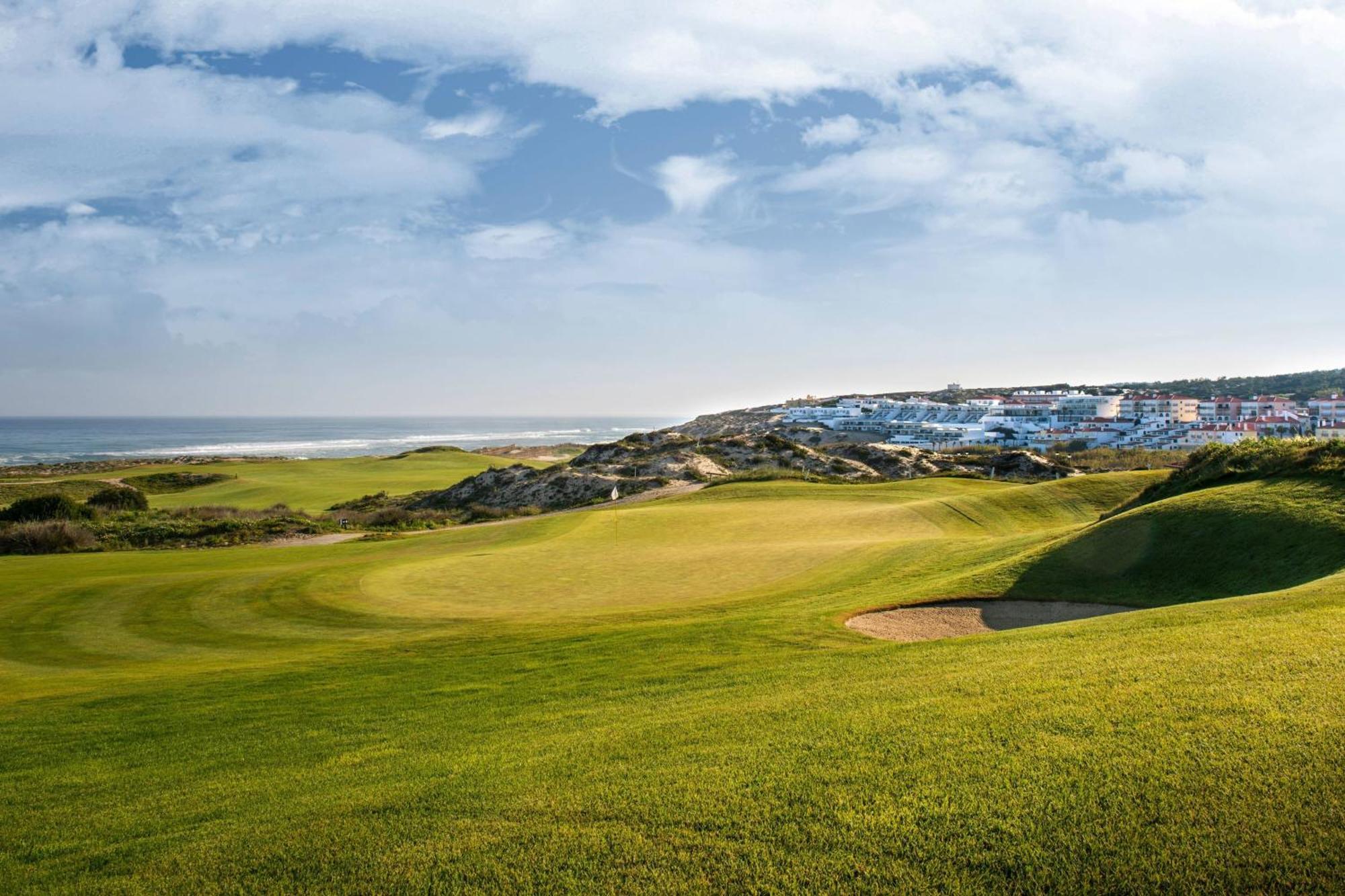 Praia D'El Rey Marriott Golf & Beach Resort Praia del Rei Bagian luar foto The 18th green